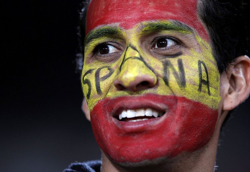 Aficionado con la cara pintada esperando en la grada del Espa