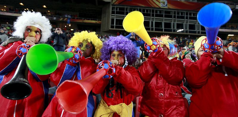 Aficionados españoles animando el partido con las populares vuvucelas