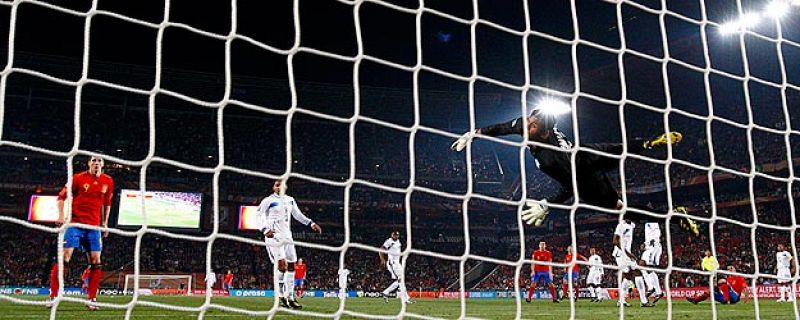 Villa adelanta a España con un golazo