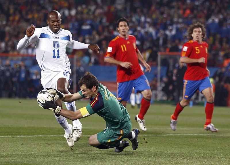 Iker Casillas ataja un disparo de un delantero de Honduras