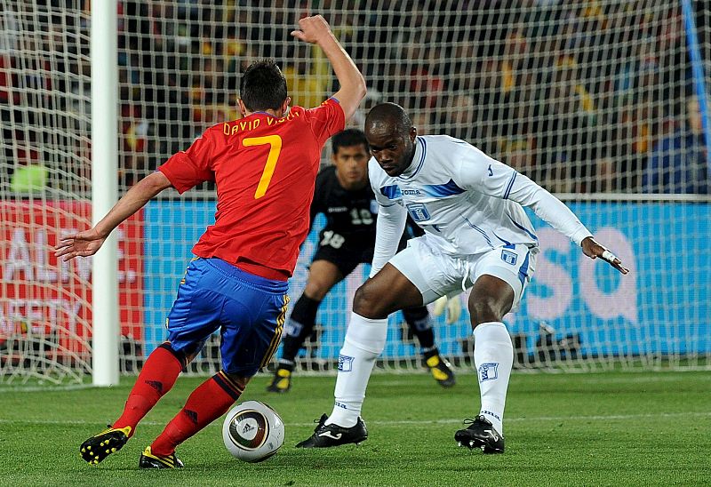 El delantero español David Villa (i) marca el 1-0 ante el jugador hondureño Osman Chávez (d) y el guardameta, Noel Valladares, durante el partido España-Honduras