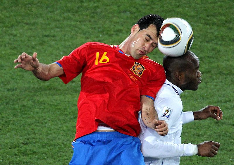 Sergio Busquet,d, y el hondureño David Suazo,d, durante el partido que las selecciones de España y Honduras disputan en el Ellis Park de Johannesburgo, correspondiente a la tercera jornada del grupo H del Mundial de Sudáfrica 2010.