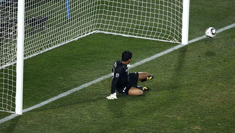 El penalti lanzado por Villa se va fuera ante la mirada del portero de Honduras, Noel Valladares