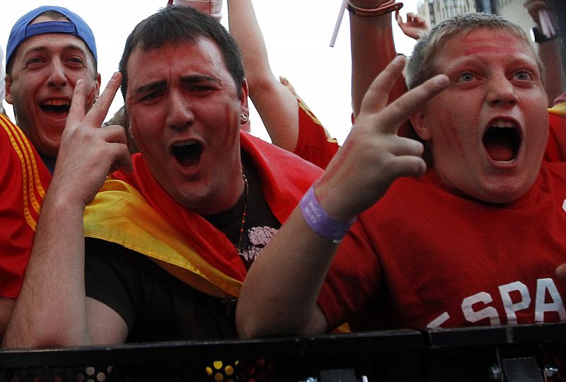 Spanish fans react while watching the 2010 World Cup match between Spain and Honduras in Madrid