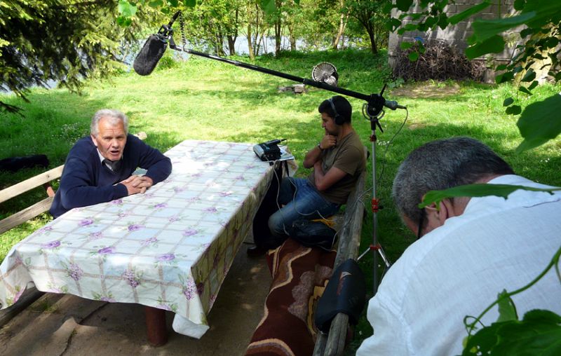 Entrevistando a Suljo Ribic, en su casa entre las vías del tren y el río