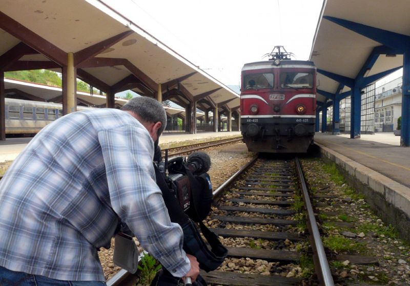 El cámara de En Portada graba al  Bosnia Ekspres en la estación de Sarajevo