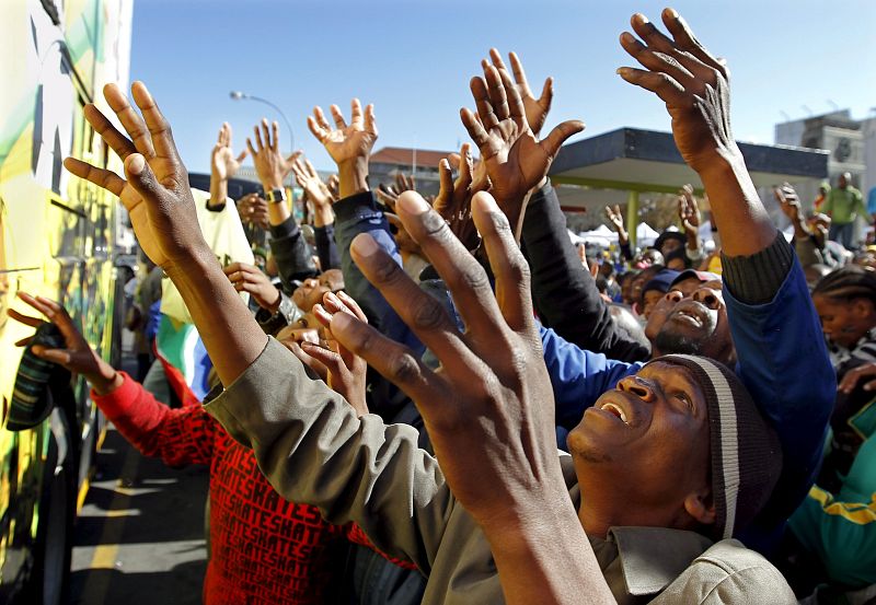 Aficionados sudafricanos animan a su equipo en una calle de Bloemfontein (Sudáfrica),  antes del partido de Grupo A de la primera fase del Mundial de Sudáfrica 2010 que disputa Sudáfrica contra Francia en el estadio Free State de Bloemfontein.