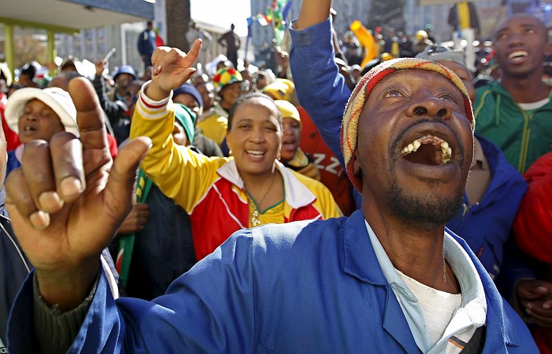 Aficionados sudafricanos animan a su equipo en una calle de Bloemfontein (Sudáfrica) antes del partido de Grupo A de la primera fase del Mundial de Sudáfrica 2010 que disputa Sudáfrica contra Francia en el estadio Free State de Bloemfontein.