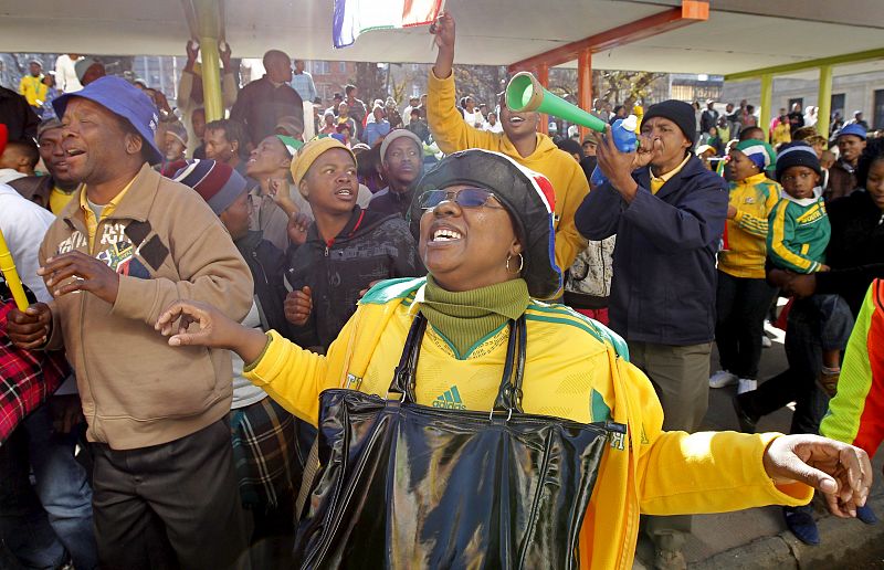 Aficionados sudafricanos animan a su equipo en una calle de Bloemfontein (Sudáfrica),  antes del partido de Grupo A de la primera fase del Mundial de Sudáfrica 2010 que disputa Sudáfrica contra Francia en el estadio Free State de Bloemfontein.