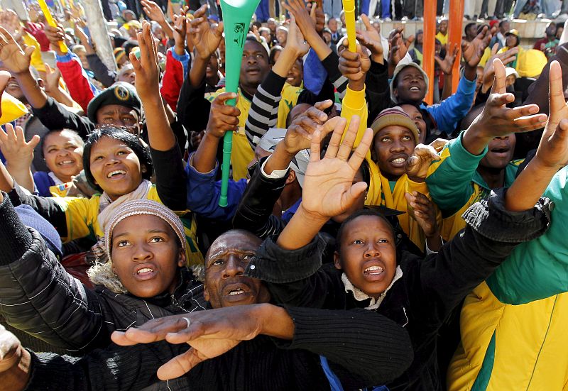 Aficionados sudafricanos animan a su equipo en una calle de Bloemfontein (Sudáfrica),  antes del partido de Grupo A de la primera fase del Mundial de Sudáfrica 2010 que disputa Sudáfrica contra Francia en el estadio Free State de Bloemfontein.