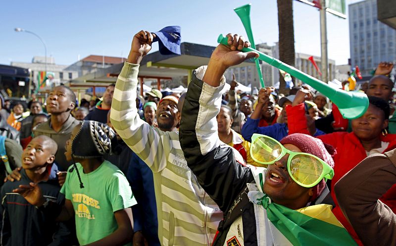 Aficionados sudafricanos animan a su equipo en una calle de Bloemfontein (Sudáfrica),  antes del partido de Grupo A de la primera fase del Mundial de Sudáfrica 2010 que disputa Sudáfrica contra Francia en el estadio Free State de Bloemfontein.