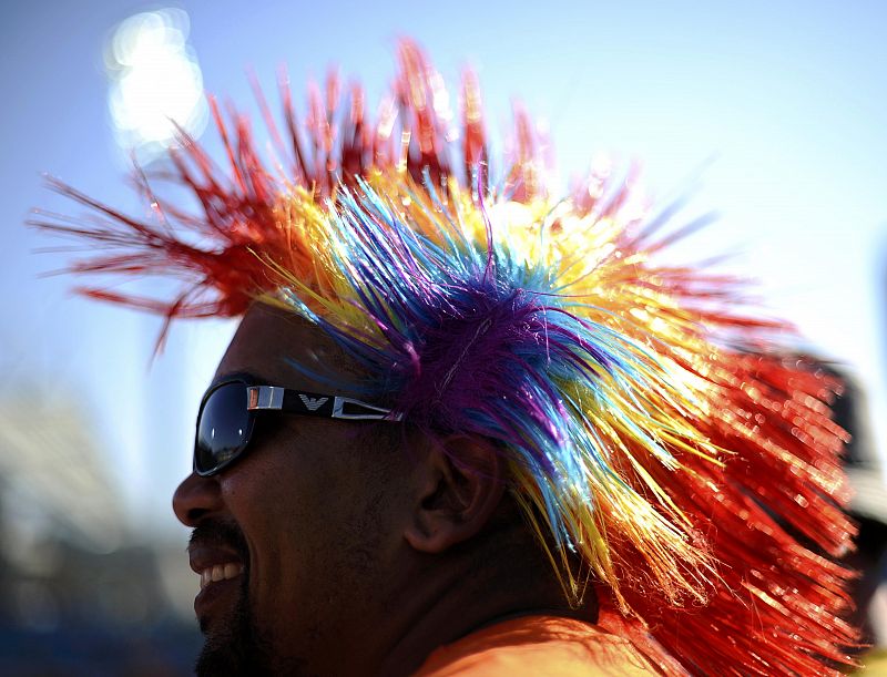 Un aficionado  con una cresta multicolor antes del partido del Grupo A del Mundial 2010 que enfrentará a México y Uruguya en el estadio Royal Bafokeng in Rustenburgo.