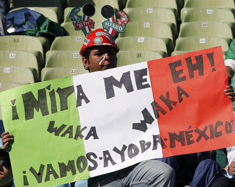 Un aficionado mexicano sujeta una pancarta mientras espera al comienzo del partido México - Uruguay en Rustenburgo.