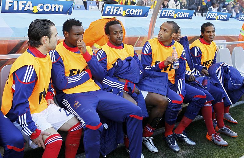 El delantero francés Thierry Henry charlando en el banquillo con sus compañeros antes del partido ante Sudáfrica que jugarán en el estadio Free State en Bloemfontein.