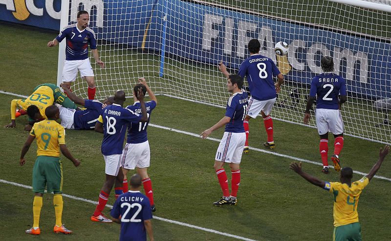 El sudafricano Bongani Khumalo marca el 1-0 que adelanta a su selección ante Francia en partido del Grupo A del Mundial 2010