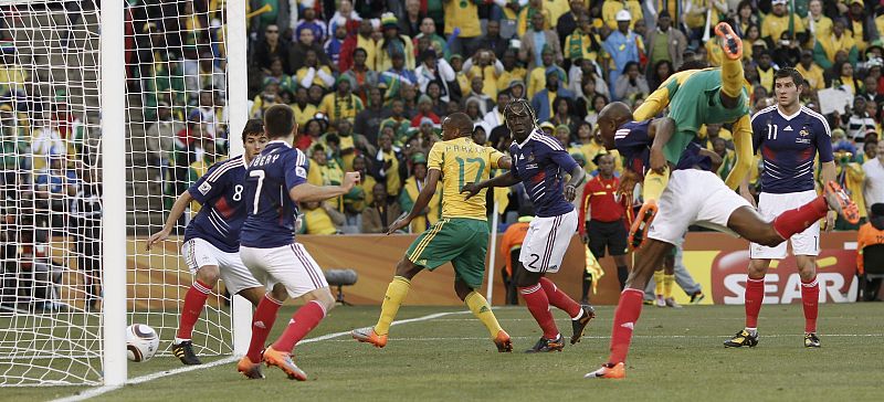 El jugador sudafricano Bongani Khumalo adelanta a su selección en el partido ante Francia del Grupo A del Mundial 2010