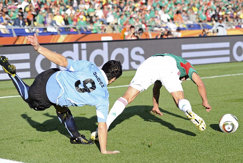 Mexico's Salcido fights for the ball with Uruguay's Suarez during a 2010 World Cup Group A soccer match in Rustenburg