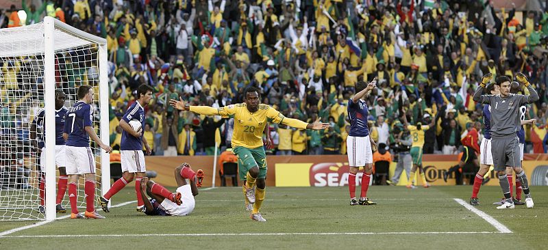 El jugador de la selección sudafricana Khumalo celebra su gol en el partido que les enfrenta a Francia dentro del Grupo A del Mundial 2010