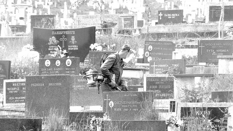 Jardinero en un cementerio católico-musulmán en Sarajevo