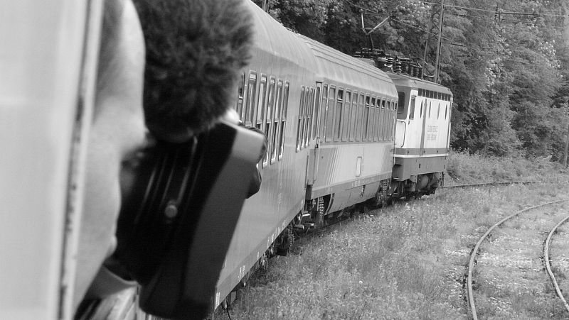 Mirada de la cámara desde el tren Bosnia Ekspres