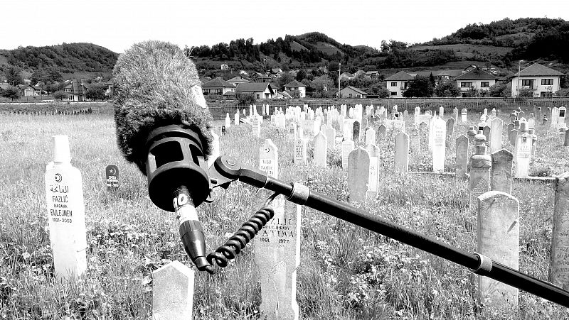 Grabando sonido en un cementerio bosnio