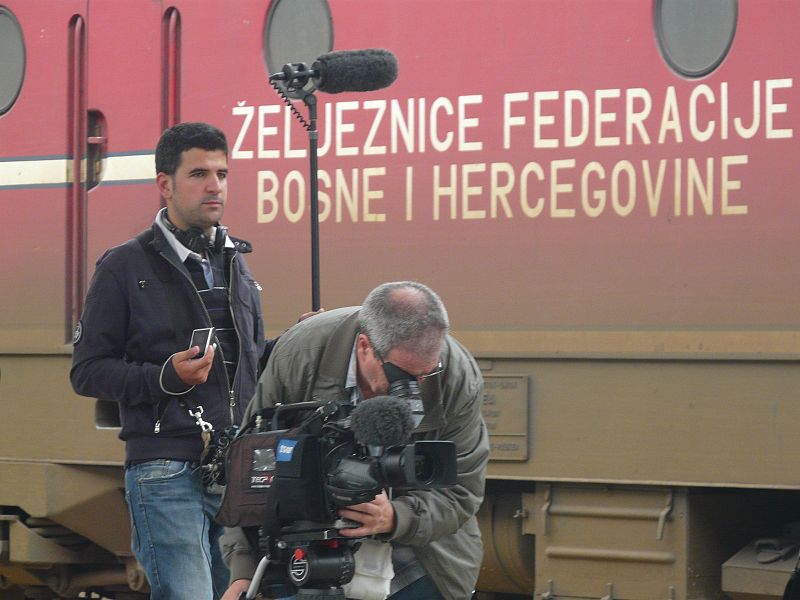 Eduardo Casanova y Alberto Rodríguez Marcos, en pleno rodaje en la estación de Sarajevo