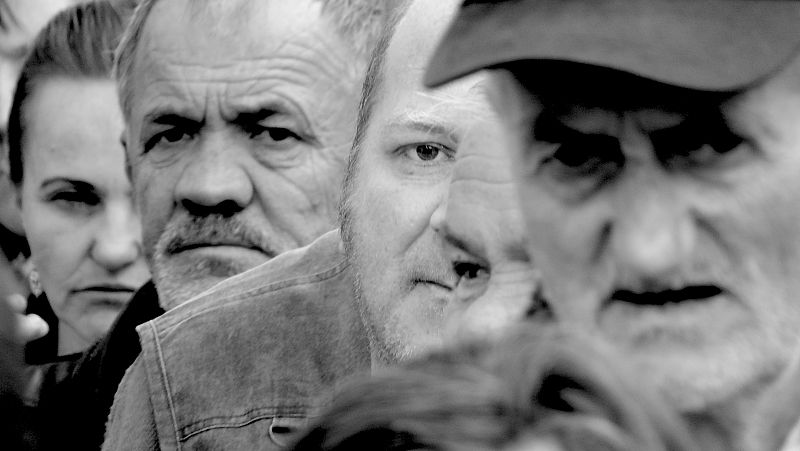 Bosnia 2010. Detalle de una cola de indigentes que esperan para recoger la ración de pan y leche