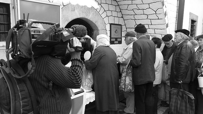 Bosnia 2010. Cola de indigentes para recoger su ración de leche y pan