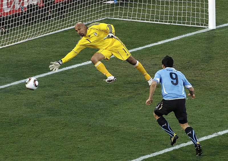 El delantero uruguayo Suárez adelanta a su selección con un disparo que bate al guardameta mexicano.