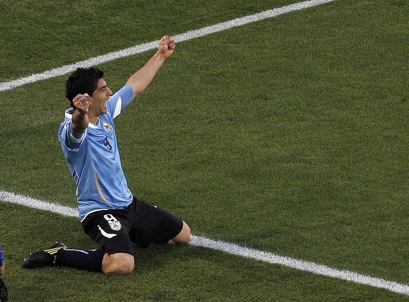 El uruguayo Suárez celebra el gol marcado que adelanta a su selección ante México