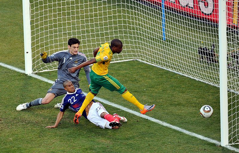 El jugador sudafricano Katlego Mphela marca el 2-0 ante el portero francés Hugo Lloris