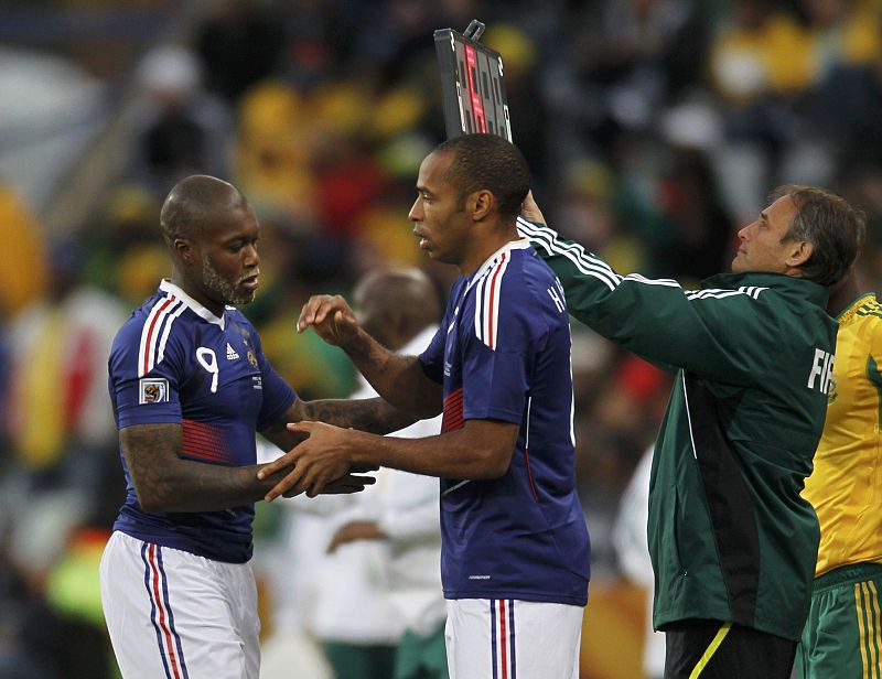 El delantero francés Thierry Henry entra en sustitución a Djibril Cisse tras recibir el segundo gol de Sudáfrica.