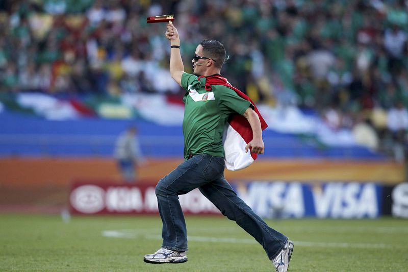 Un espontáneo mexicano salta al campo durante el partido que enfrentaba México - Uruguay del Grupo A del Mundial 2010