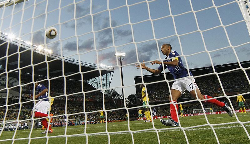 El jugador francés Florent Malouda  acorta distancias con su gol. (1-2)