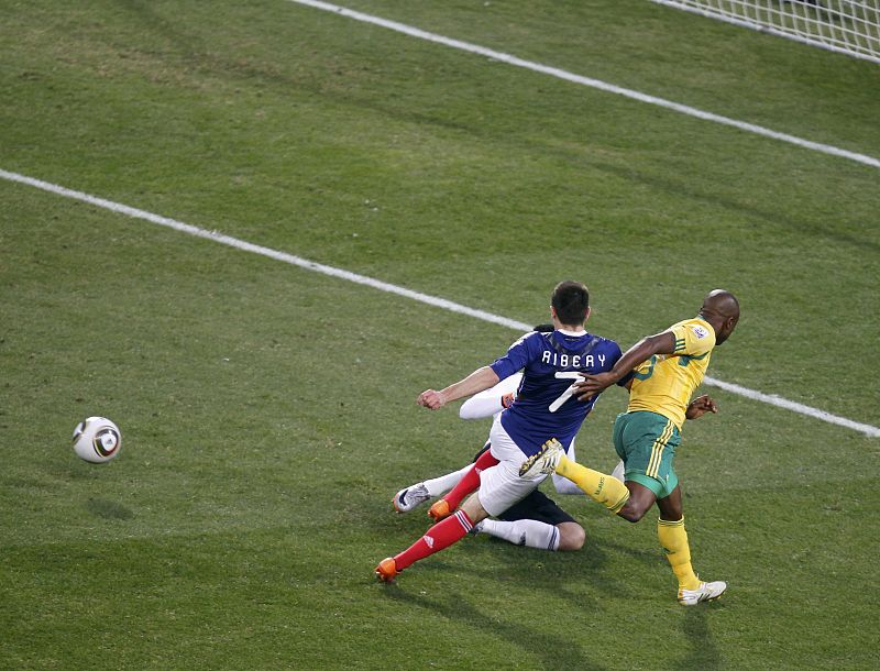 El francés Ribery hace el pase de la muerte para que Malouda haga el primer gol de los galos.
