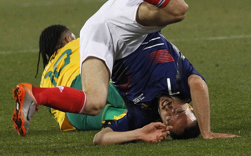 El jugador francés Franck Ribery choca con Steven Pienaar en la pugna por un balón, en el partido entre Francia y Sudáfrica correspondiente al grupo A del Mundial 2010