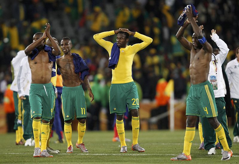 Los jugadores sudafricanos Katlego Mphela, Teko Modise, Bongani Khumalo y Aaron Mokoena celebran su victoria por 2-1 ante Francia, a pesar de no clasificarse para la siguiente fase del Mundial 2010.