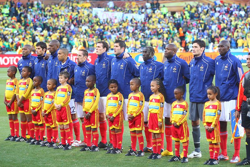 El once inicial de la selección francesa escucha el himno de su país antes del partido Francia-Sudáfrica