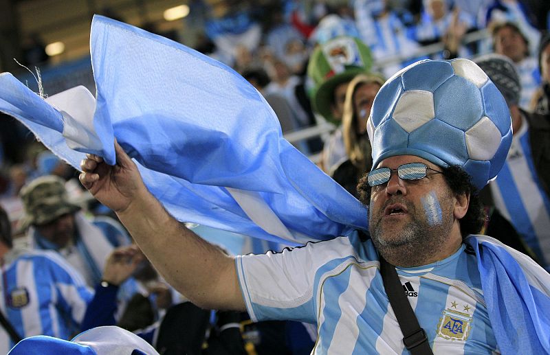 Un aficionado argentino, en las gradas ante Grecia.