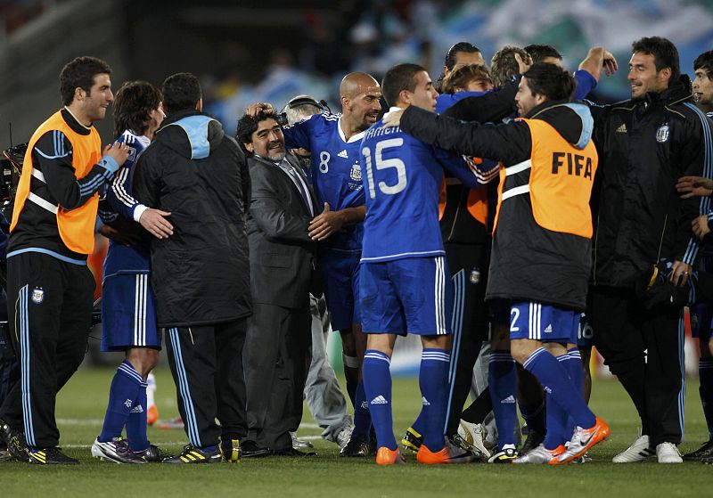 La plantilla argentina, con Maradona al frente, celebra el pase de la albiceleste.