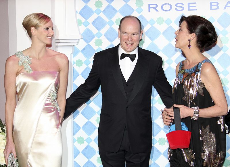 El Príncipe junto a las  mujeres más importantes de su vida, su prometida Charlene Wittscock y la Princesa Carolina de Hanover en el tradicional Baile de la Rosa en Montecarlo.