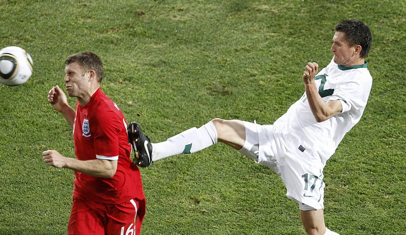 El partido reflejó la lucha entre eslovenos e ingleses. En la imagen, Milner y Kirm