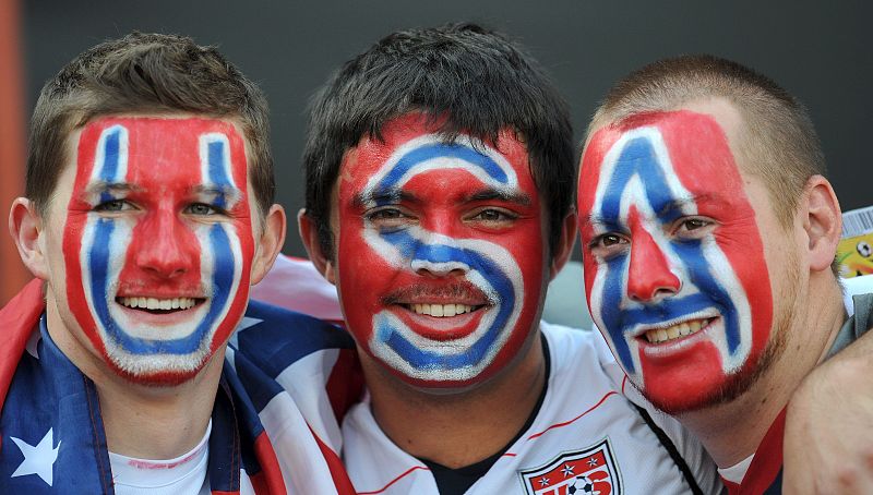 Tres seguidores americanos apoyaban a su selección al comienzo del encuentro.