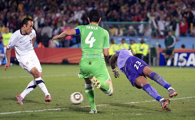 Landon Donovan marca el gol de la victoria de Estados Unidos. El meta argelino Mbouli no ha podido hacer nada en el rechace tras parar un primer tiro de Dempsey.