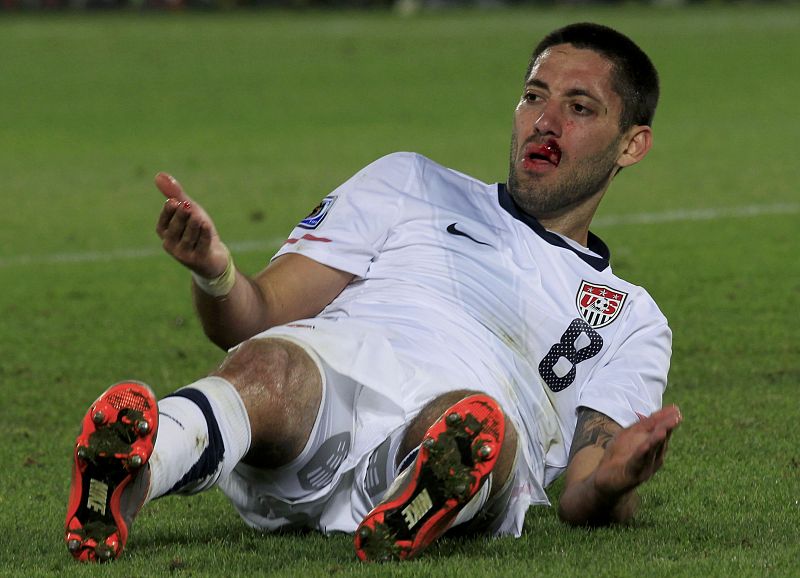 Clint Dempsey protesta tras recibir un codazo del capitán de argelia Yahia, que debería haber visto la tarjeta roja.