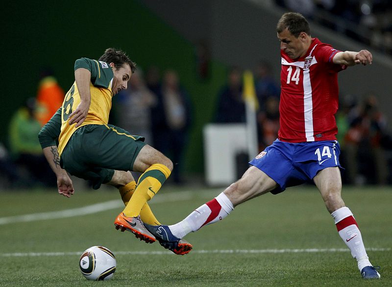 Jovanovic pelea un balón con Wilshire.