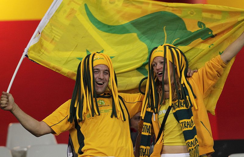 Aficionados australianos animan a su selección antes del partido Australia-Serbia.