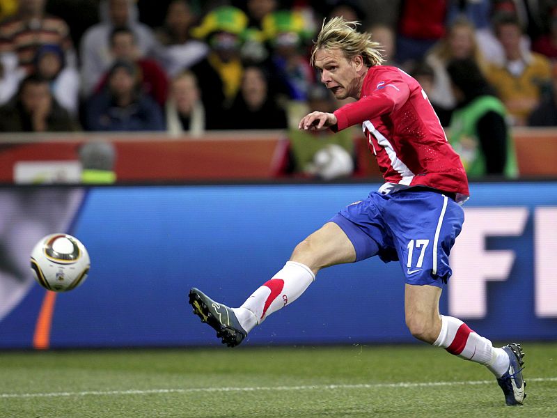 El internacional serbio Milos Krasic golpea el balEl internacional serbio Milos Krasic golpea el balón durante el partido Australia-Serbia