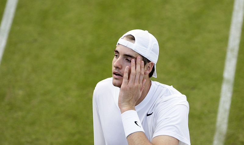 El tenista estadounidense John Isner muestra su cansancio durante su partido contra el francés Nicolás Mahut en la segunda ronda del Torneo de Tenis de Wimbledon