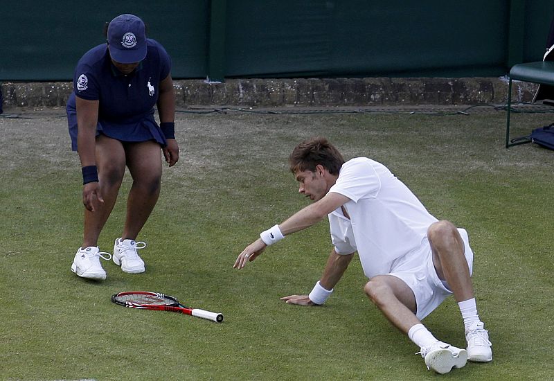 El francés Nicolas Mahut intentando descansar durante el quinto set en el partido que le enfrentaba a John Isner.